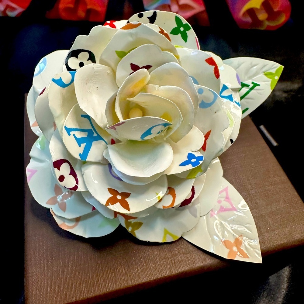 Louis Vuitton Takashi Murakami Mono Multi White Flower Rose Pin, Ribbon & Box - Picture 1 of 6